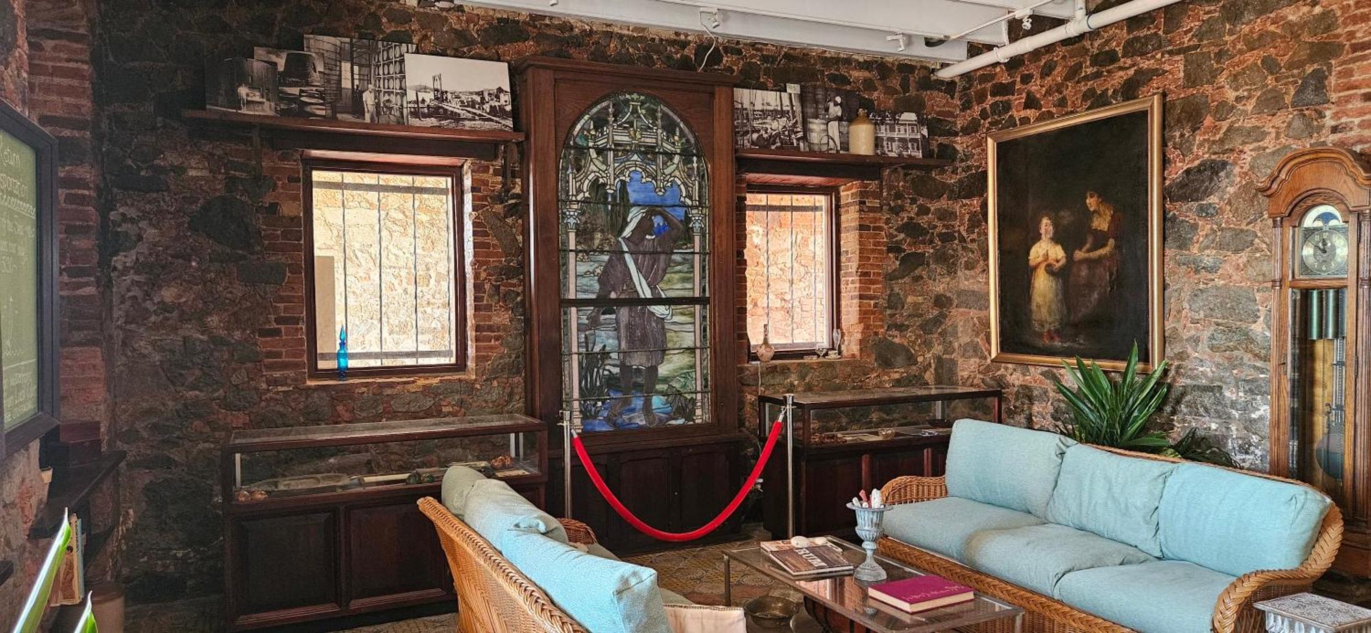 1829 Hotel *